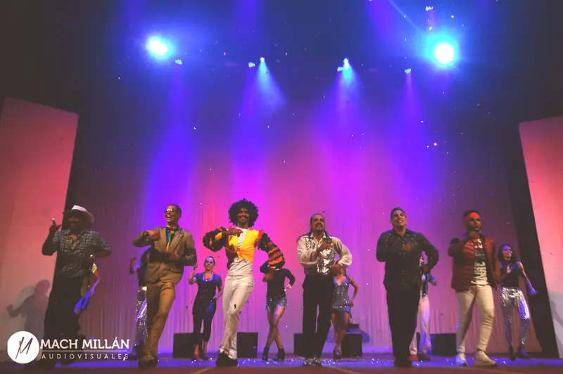 Coreografía y música merengue en vivo